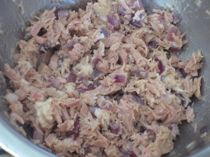 Картофель, фаршированный тунцом