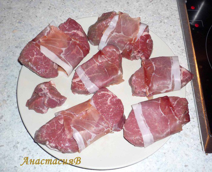 Медальоны из говядины в соусе из Риохи, карамелизированная фасоль и картофельное пюре с трюфелями