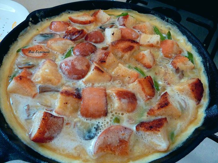 Фриттата с грибами, чеддером и тостами 