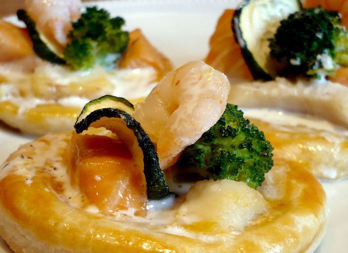 Рыбные тарталетки из слоеного теста на скорую руку