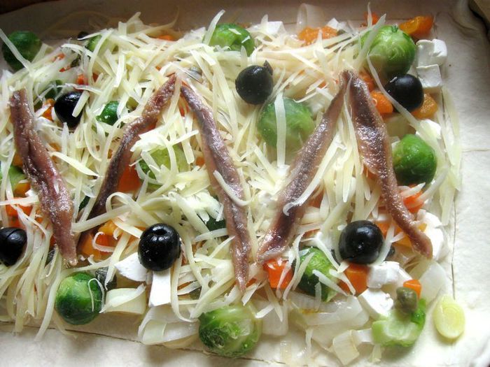 Пирог из слоеного теста с овощами