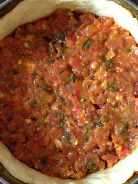 Пицца по-чикагски в глубокой форме (Chicago-style deep-dish pizza)