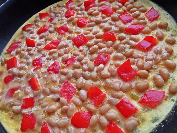 Омлет с фасолью и овощами