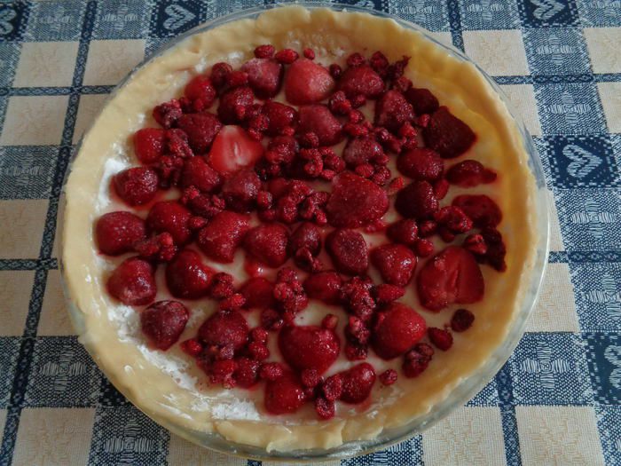 Ягодный пирог в нежной молочной заливке