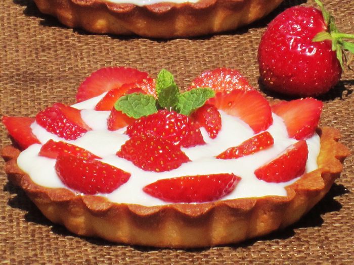 Тарталетки с клубникой и белым шоколадом