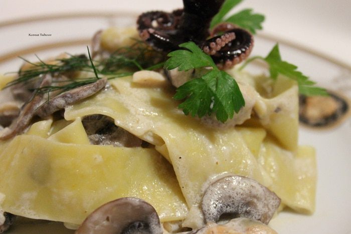 Лапша с морепродуктами и грибами