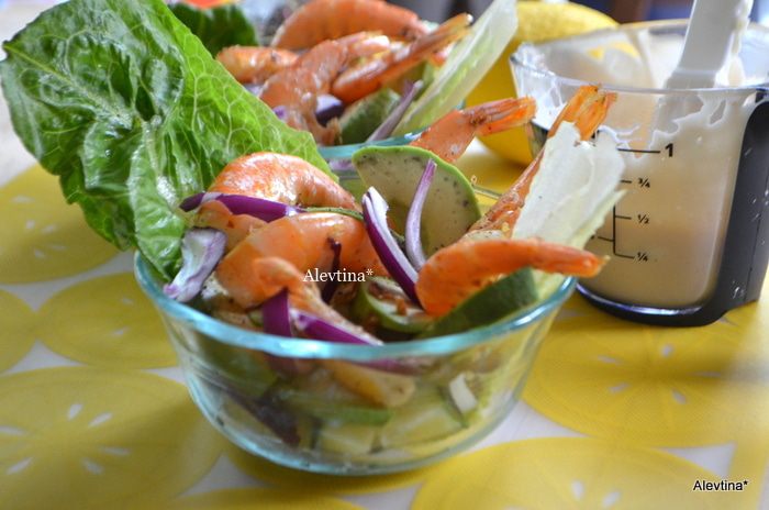 Салат-коктейль с авокадо и креветками