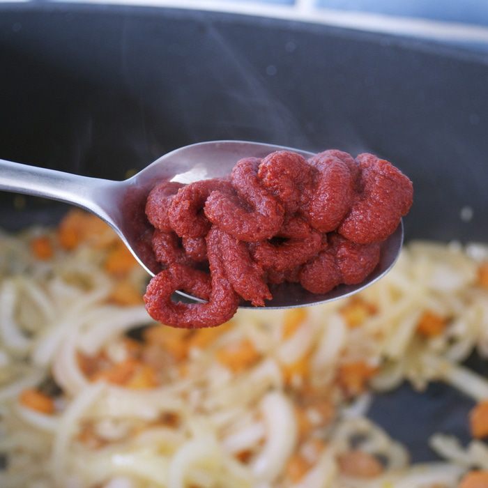 Томленые говяжьи ребрышки с томатно-овощным соусом