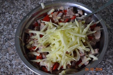 Закусочный кекс с мясом, перцем и яблоком