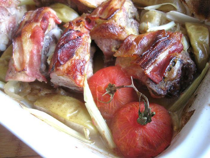 Свинина под ароматной корочкой, с яблоком, помидором и сельдереем