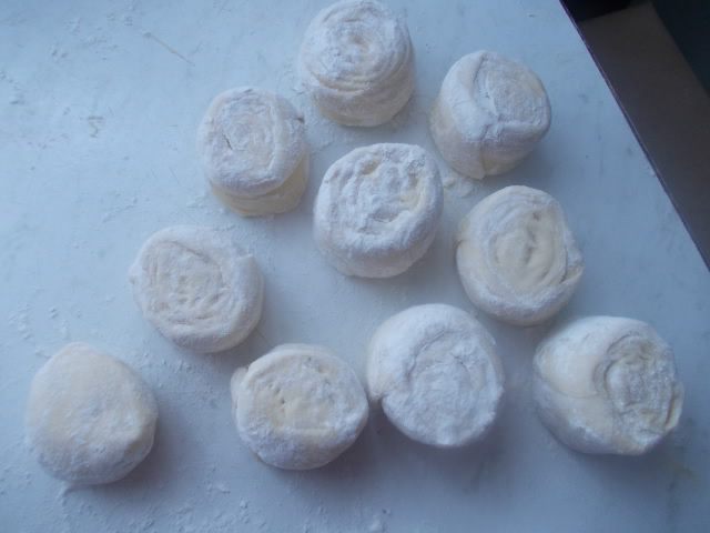 Мини-пироги с квашеной капустой и грибами