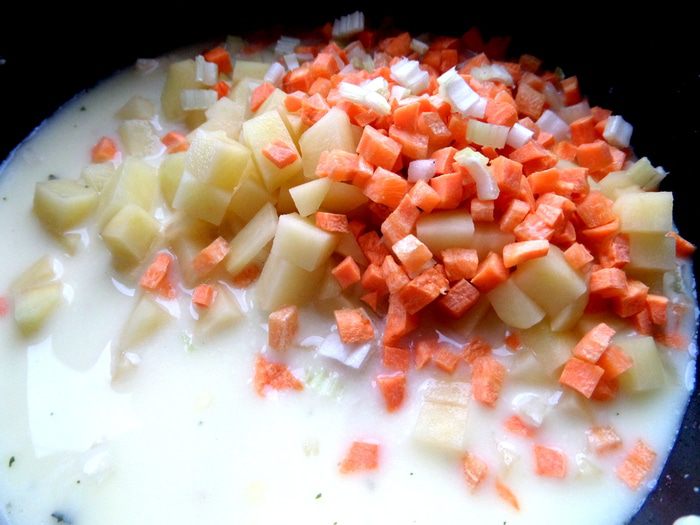 Сырный суп с вареными и свежими овощами