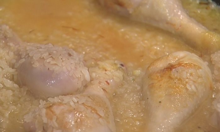 Весенняя паэлья с курицей и молодыми овощами