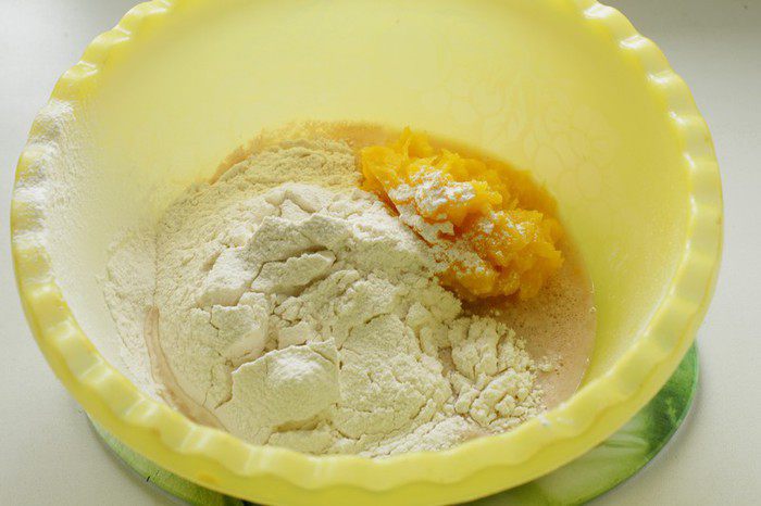 Хлеб с тыквой, чесноком и перцем