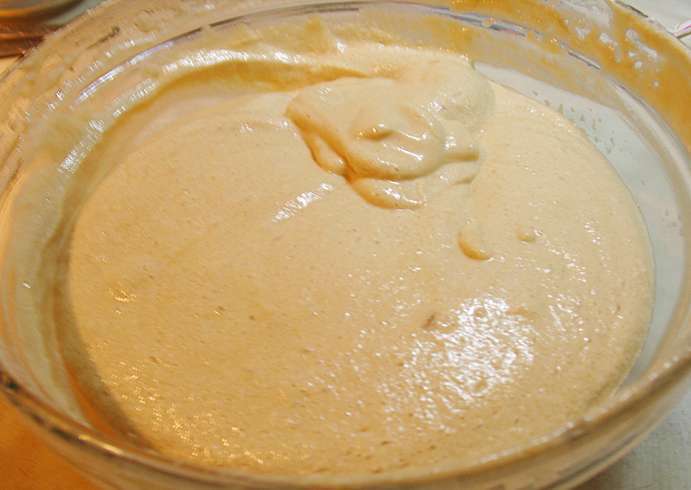 Карамельный медовик с клубникой