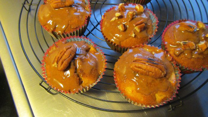 Маффины с абрикосами, орехами пекан и коричной помадкой