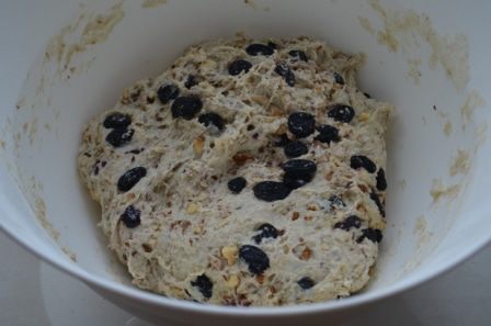 Пшенично-ржаной хлеб с изюмом и орехами