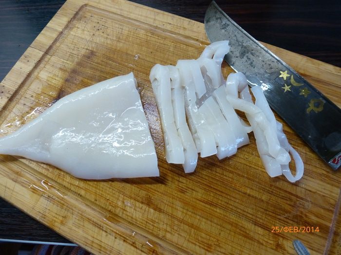 Баветте с кальмарами и зеленым горошком