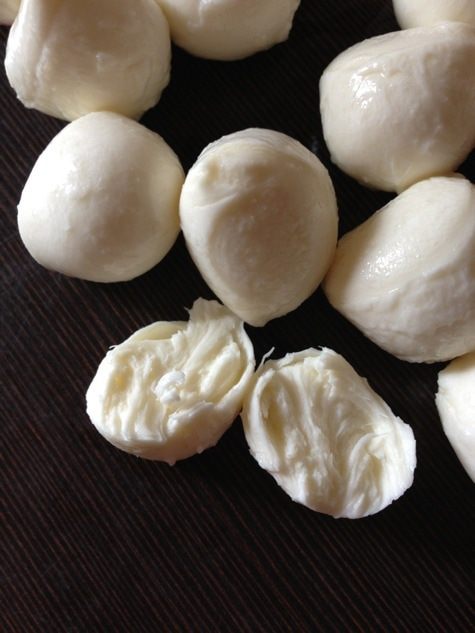 Запеченная рыба на овощной подушке с моцареллой