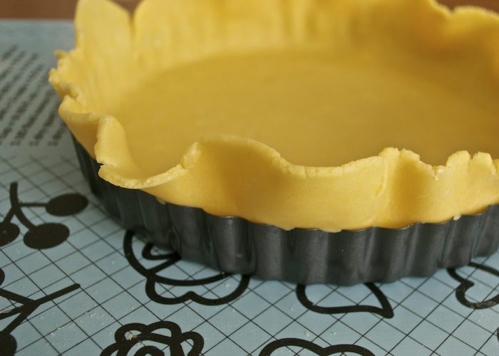 Шоколадно-сливочный тарт с фруктами