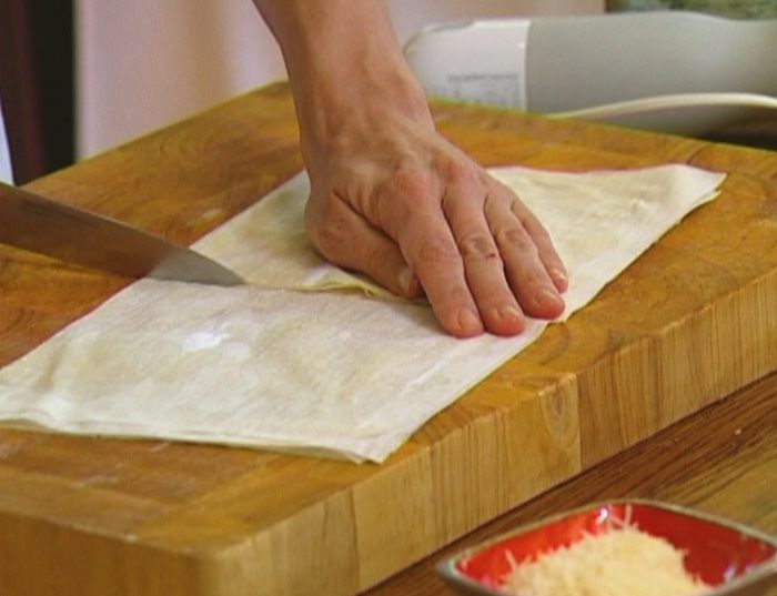 Пирожки со шпинатом, курицей и кедровыми орешками