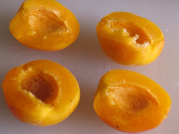 Тарталетки с абрикосами, творожным кремом и фисташками