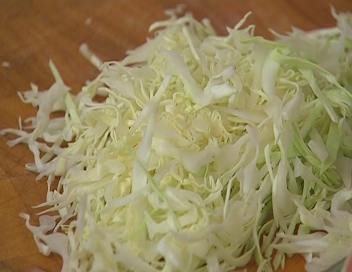 Хрустящий капустный салат с грушей и орехами 