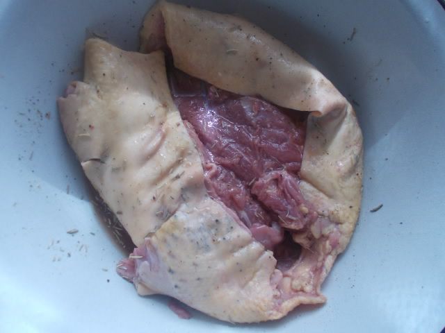 Рулет из утки с финиками и орехами