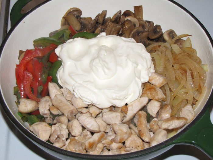 Шампиньоны с куриным филе и сладким перцем по-муромски