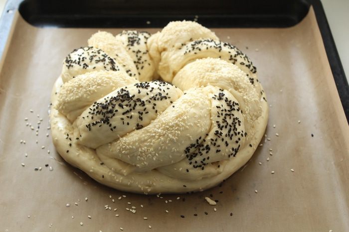 Калач с кунжутом