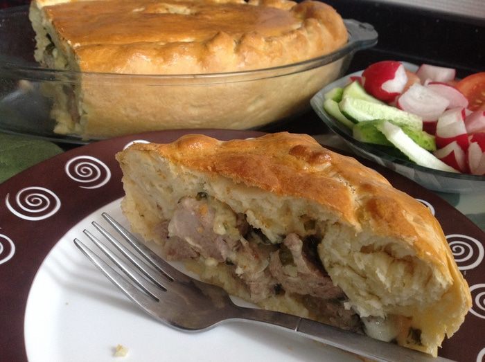 Пирог со свининой, щавелем и сыром