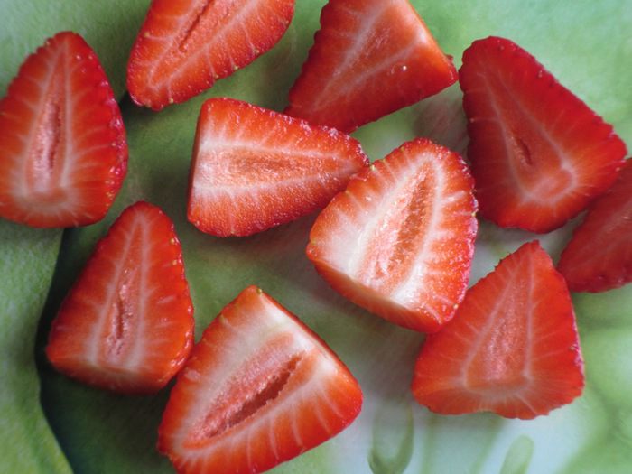 Кростата с клубникой и миндальным заварным кремом