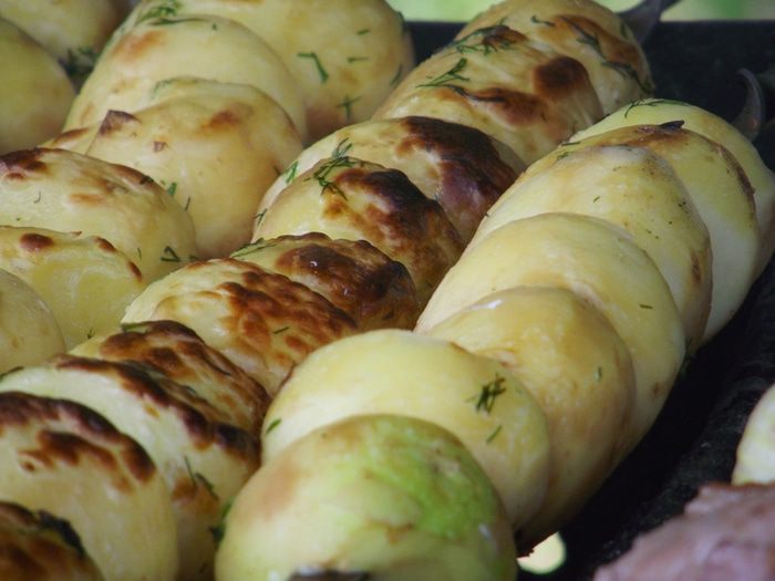 Молодой картофель в маринаде на мангале