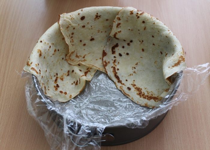 Блинный торт с шоколадным муссом, орехами и грушей