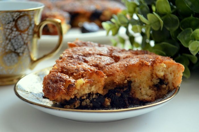 Шарлотка на манке с карамельным черносливом 