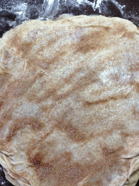 Слоеный пирог-рулет с вишней и корицей на сковороде