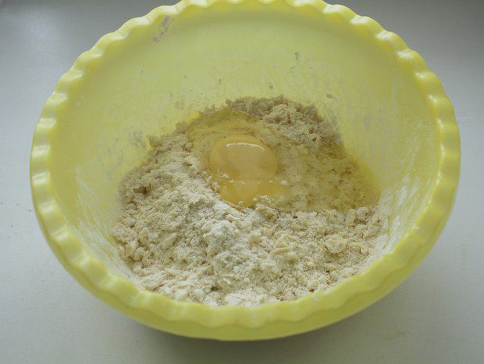 Пирог с карамелизированными грушами и заварным кремом