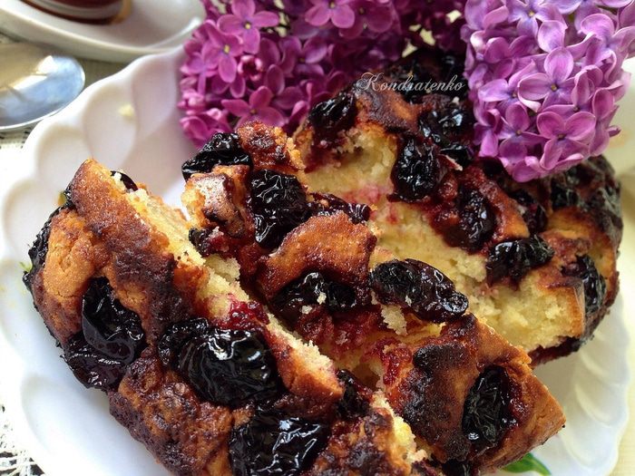 Кокосовый кекс с вишней