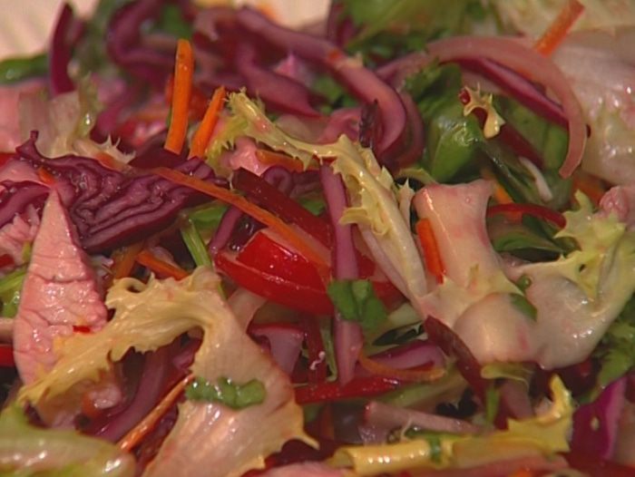 Салат из красной капусты с индейкой