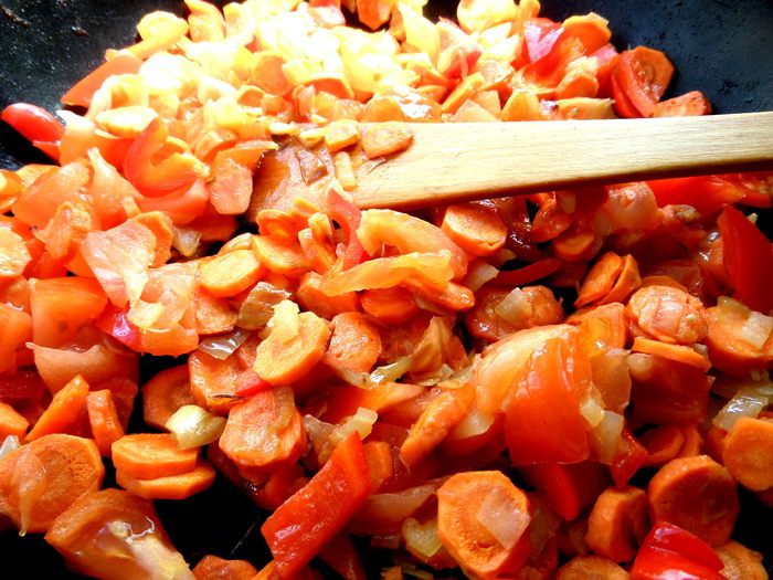 Печень в горшочке в сметанно-томатном соусе с овощами