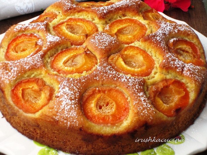 Пирог с фундуком и абрикосами