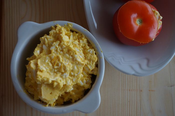 Помидоры, фаршированные еврейским салатом