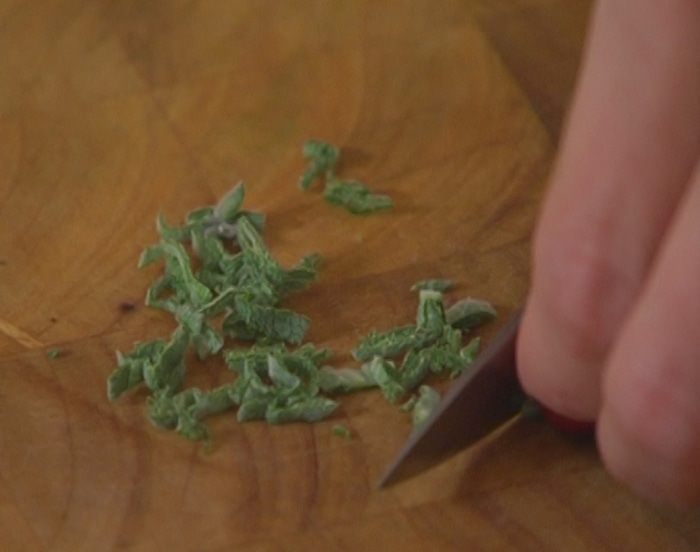 Салат с помидорами черри, беконом и крутонами 