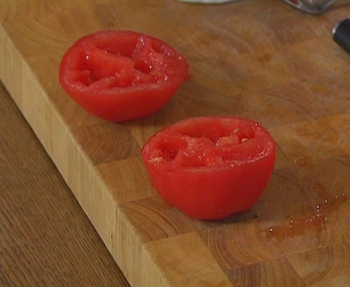 Брускетта с помидорами, беконом и яйцом пашот 