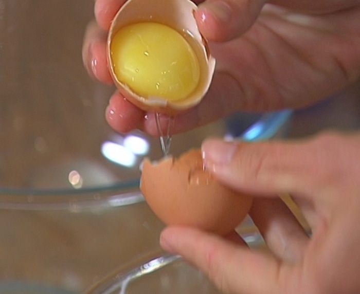 Сырные оладьи с беконом и помидорами 