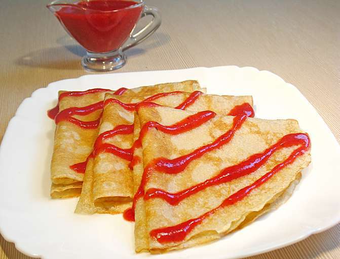 Блины с кокосовой стружкой и клубничным соусом