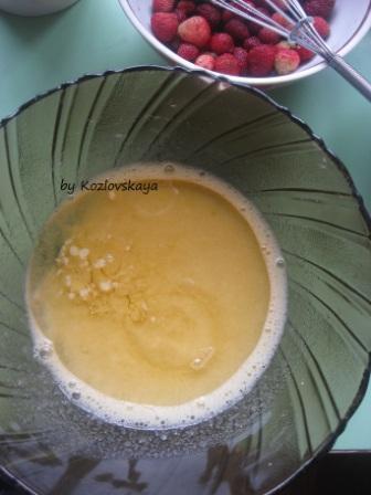 Сметанный пирог с клубникой