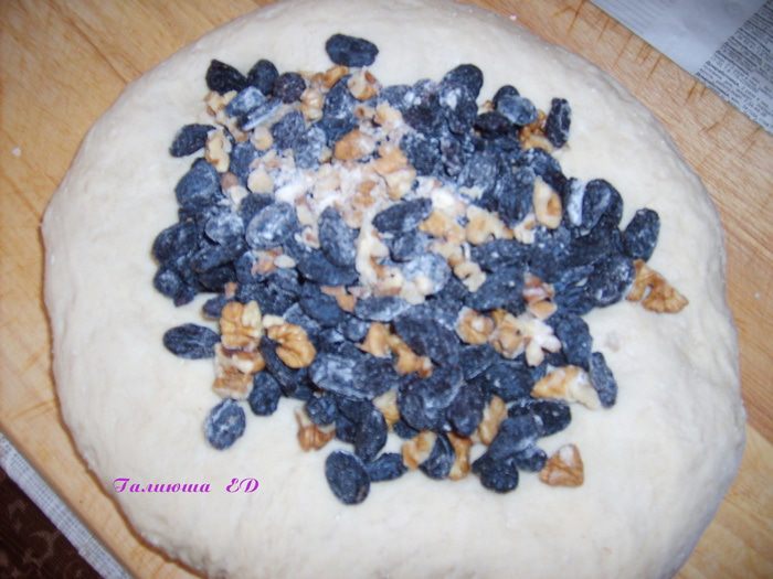 Хлебушек с изюмом, орехами и корицей