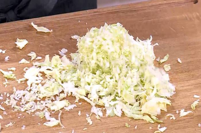 Капустные оладьи с морковью и луком-пореем 