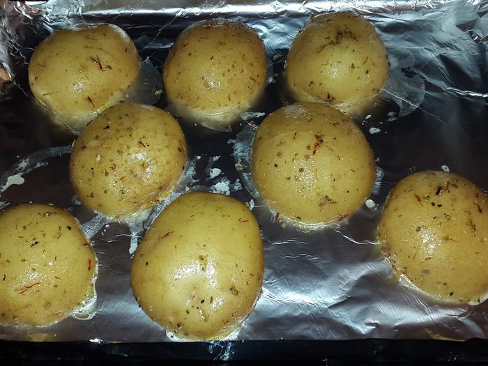 Печеный картофель с красной икрой